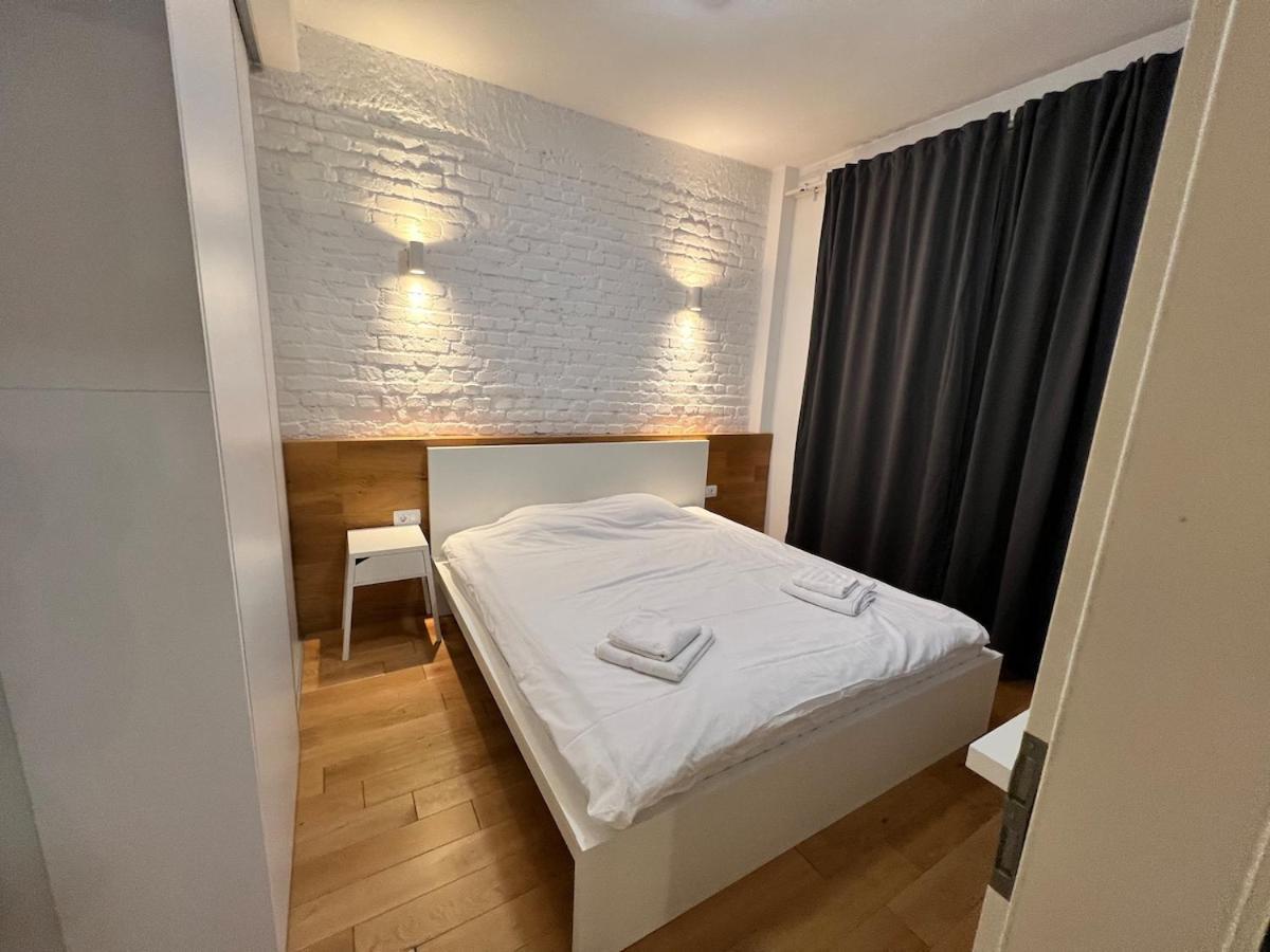 Stylish With Balcony In Center * Bucureşti