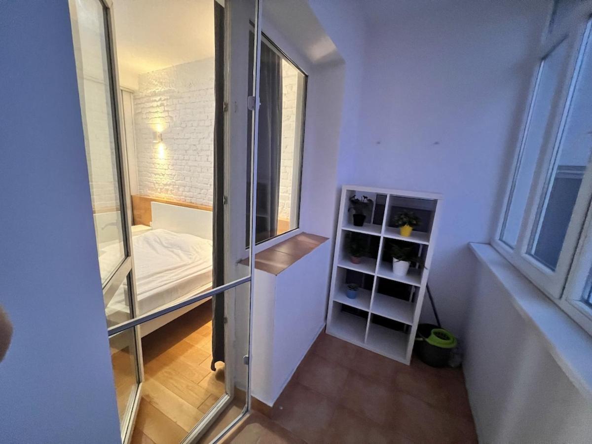 Stylish With Balcony In Center * Bucureşti